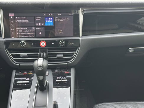 Certified 2025 Porsche Macan AWD/4WD image 24