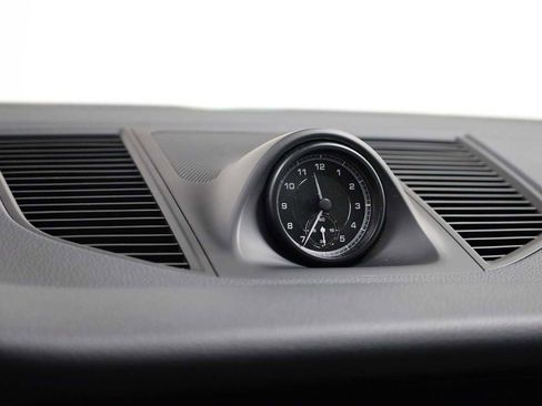 Certified 2024 Porsche Macan image 18