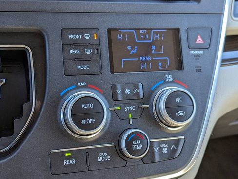 Used 2017 Toyota Sienna XLE FWD image 22
