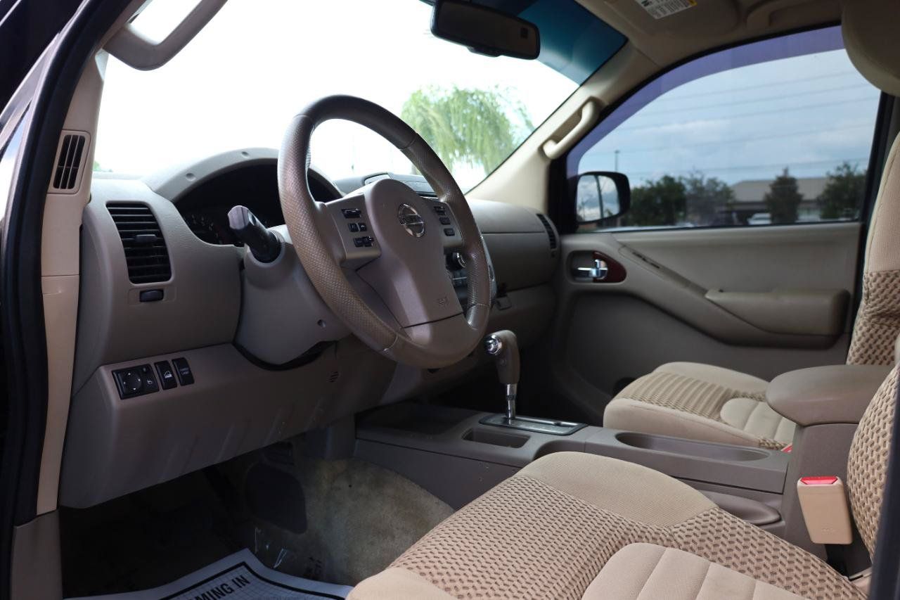 Used 2013 Nissan Frontier SV w/ SV Value Truck Pkg AWD/4WD image 8