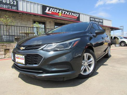 Used 2017 Chevrolet Cruze LT FWD image 1
