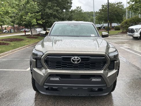 Used 2025 Toyota Tacoma TRD Off-Road AWD/4WD image 3