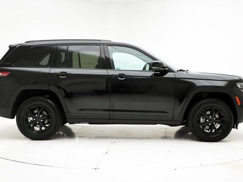 Used 2025 Jeep Grand Cherokee Altitude AWD/4WD image 3