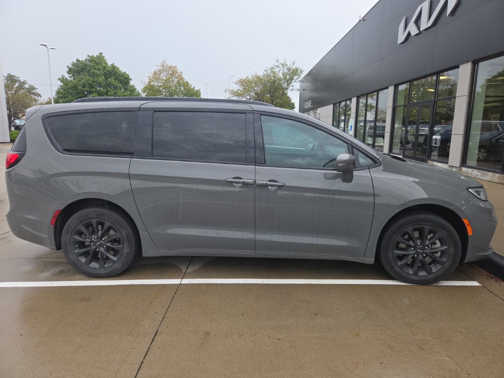Used 2021 Chrysler Pacifica Touring-L w/ Uconnect Theater Family Group AWD/4WD image 4
