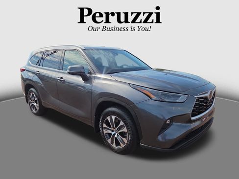 Certified 2022 Toyota Highlander XLE image 1