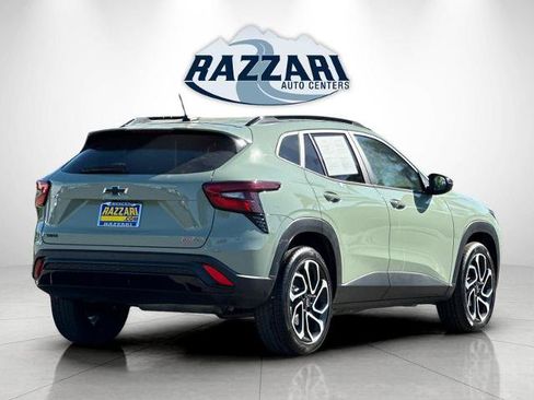 Used 2024 Chevrolet Trax RS w/ Sunroof Package FWD image 3
