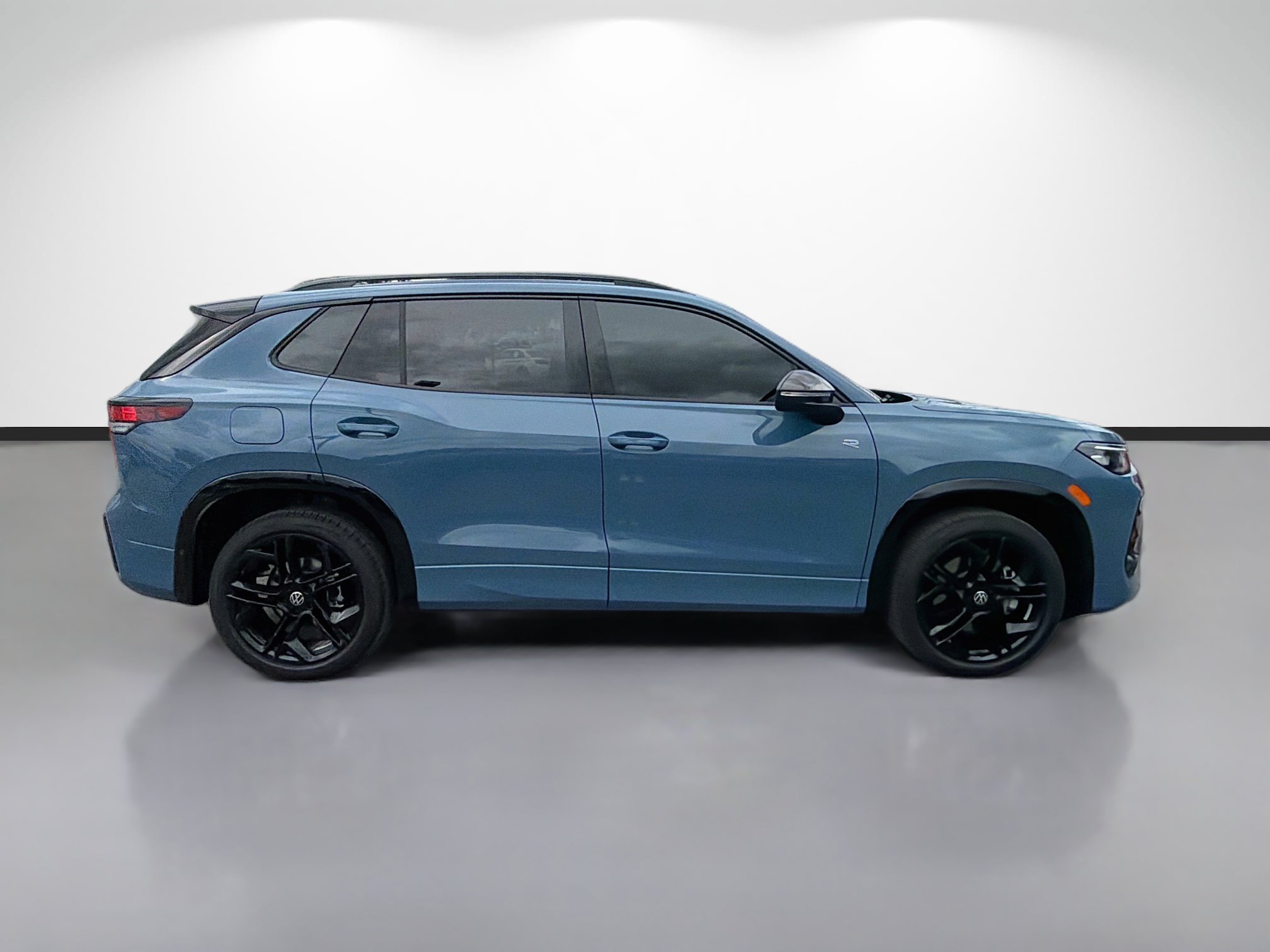 Used 2026 Volkswagen Tiguan SE R-Line AWD/4WD image 2