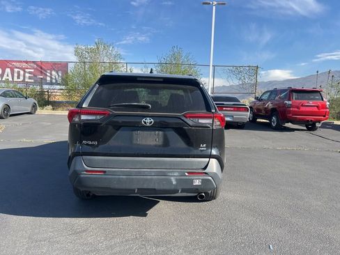 Used 2021 Toyota RAV4 LE image 5