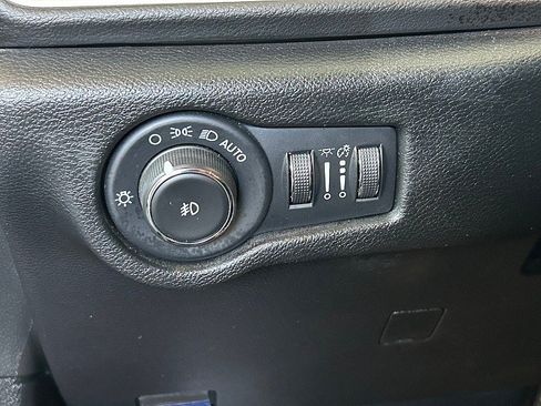 Used 2025 Chrysler Pacifica Select FWD image 25