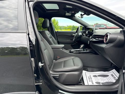 Used 2025 Chevrolet Trax RS w/ Sunroof Package FWD image 11