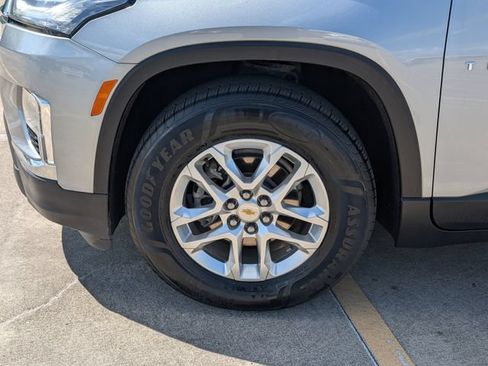 Used 2023 Chevrolet Traverse LS FWD image 9