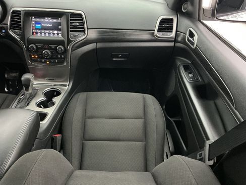 Used 2019 Jeep Grand Cherokee Laredo AWD/4WD image 28