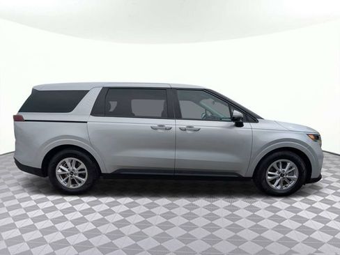 Used 2023 Kia Carnival LX FWD image 2