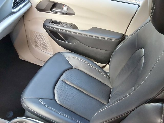 Used 2024 Chrysler Pacifica Touring-L FWD image 40