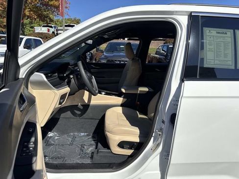 Certified 2023 Jeep Grand Cherokee Limited w/ Trailer Tow Prep Group (B) image 17