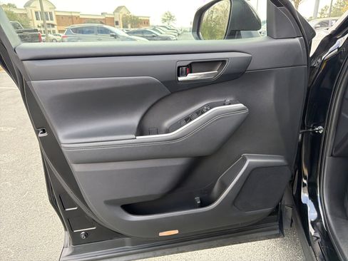 Used 2021 Toyota Highlander XLE image 10