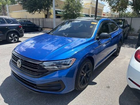 Used 2024 Volkswagen Jetta SE w/ Panoramic Sunroof Package FWD image 5