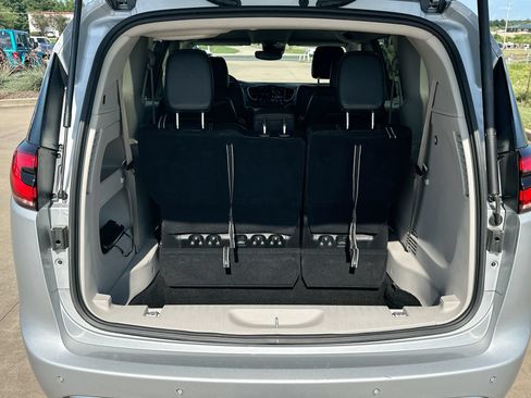 Used 2024 Chrysler Pacifica Touring-L FWD image 23