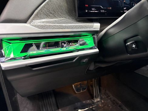 Used 2025 BMW 740i w/ Premium Package image 42