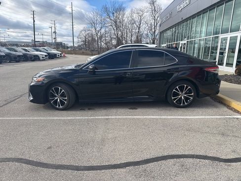 Used 2019 Toyota Camry XLE image 2
