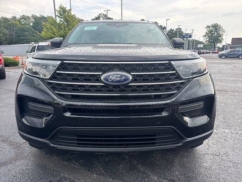 Used 2024 Ford Explorer XLT AWD/4WD image 3