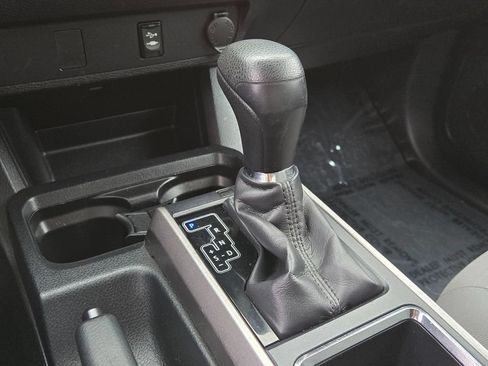 Used 2017 Toyota Tacoma SR5 AWD/4WD image 23