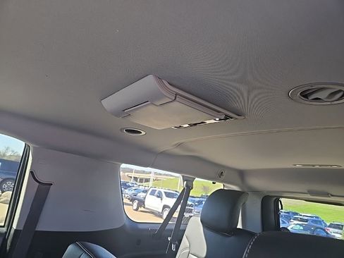 Used 2018 Chevrolet Suburban LT image 19