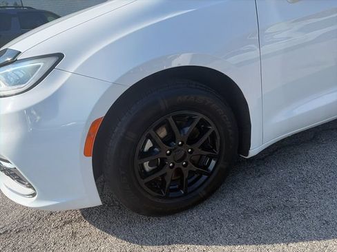 Used 2022 Chrysler Pacifica Touring-L FWD image 9