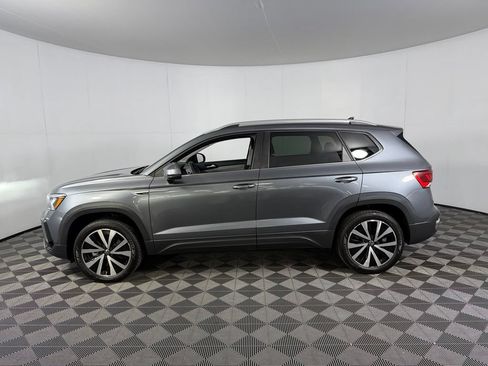 Used 2023 Volkswagen Taos SE w/ Panoramic Sunroof Package FWD image 10