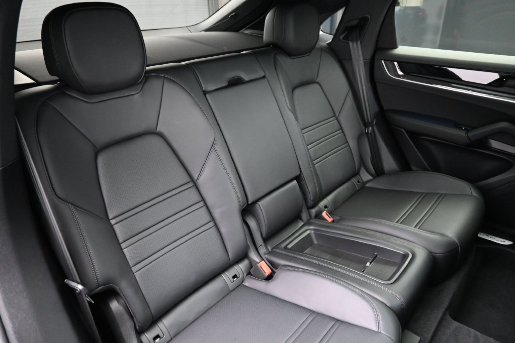 Certified 2024 Porsche Cayenne Coupe AWD/4WD image 28