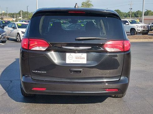 Used 2023 Chrysler Voyager LX FWD image 4