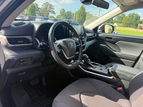 Used 2022 Toyota Highlander LE AWD/4WD image 9