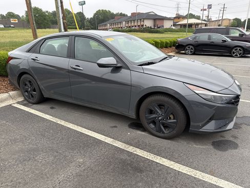 Used 2023 Hyundai Elantra Blue FWD image 2