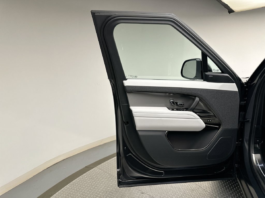 New 2027 Land Rover Range Rover Sport SE AWD/4WD image 9