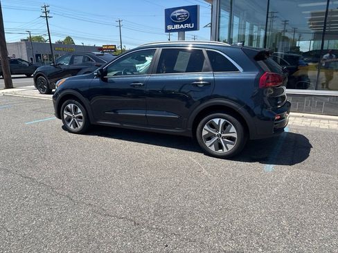 Used 2021 Kia Niro EX w/ Cold Weather Package FWD image 7