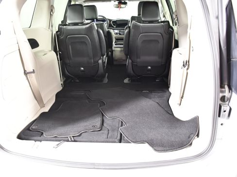 Used 2023 Chrysler Pacifica Limited FWD image 48