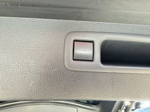 Used 2021 Toyota Highlander XLE AWD/4WD image 38