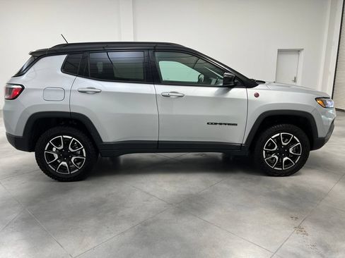 Used 2024 Jeep Compass Trailhawk AWD/4WD image 9
