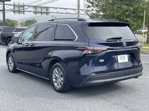 Used 2023 Toyota Sienna XLE image 11