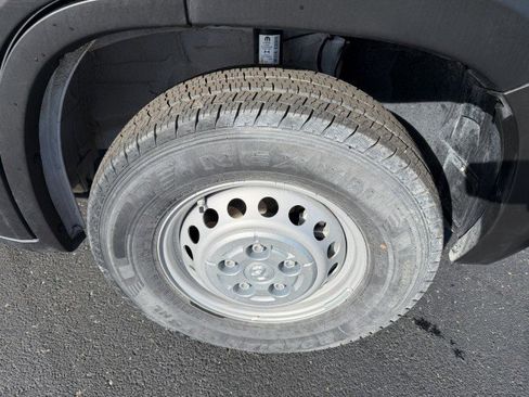 Used 2025 RAM ProMaster 2500 w/ Convenience Group image 3