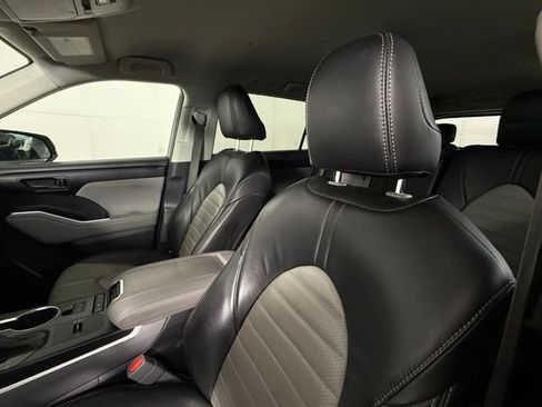 Used 2021 Toyota Highlander LE FWD image 15
