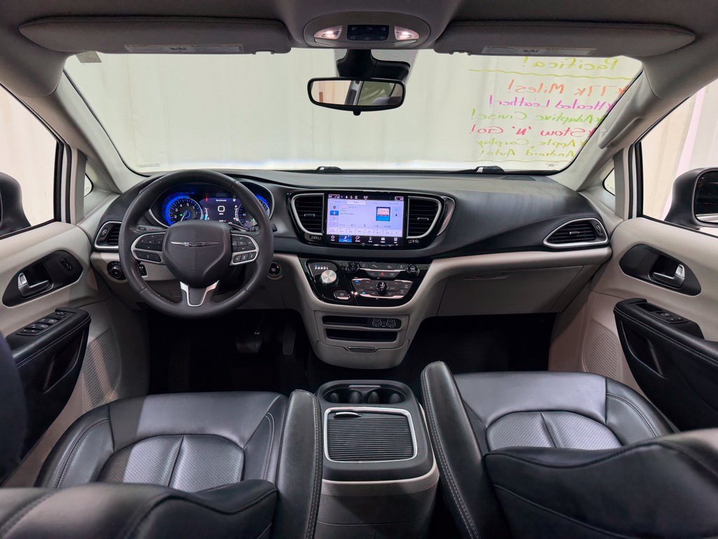 Used 2023 Chrysler Pacifica Touring-L FWD image 21