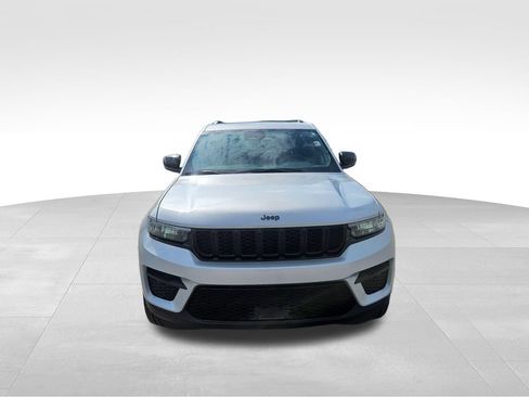 Used 2024 Jeep Grand Cherokee Altitude AWD/4WD image 3