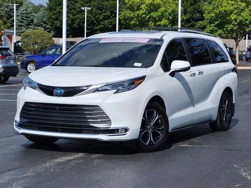 Certified 2025 Toyota Sienna Platinum AWD/4WD image 2