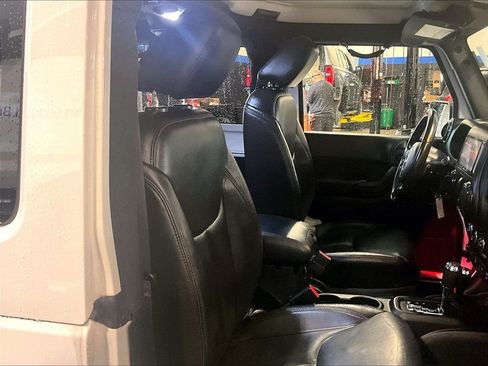 Used 2017 Jeep Wrangler Sahara AWD/4WD image 11