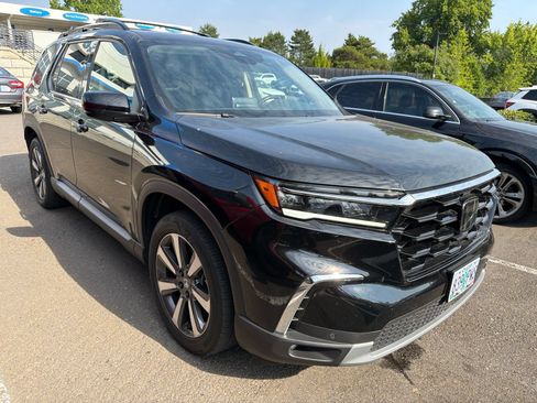 Used 2025 Honda Pilot Touring image 3