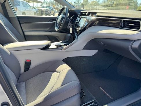 Used 2020 Toyota Camry LE image 14