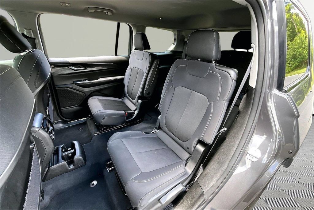 Used 2023 Jeep Grand Cherokee L Laredo AWD/4WD image 18