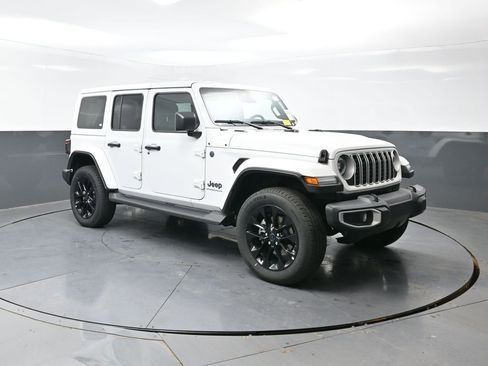 Used 2025 Jeep Wrangler Unlimited Sahara AWD/4WD image 4