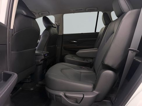Used 2024 Toyota Grand Highlander AWD image 13